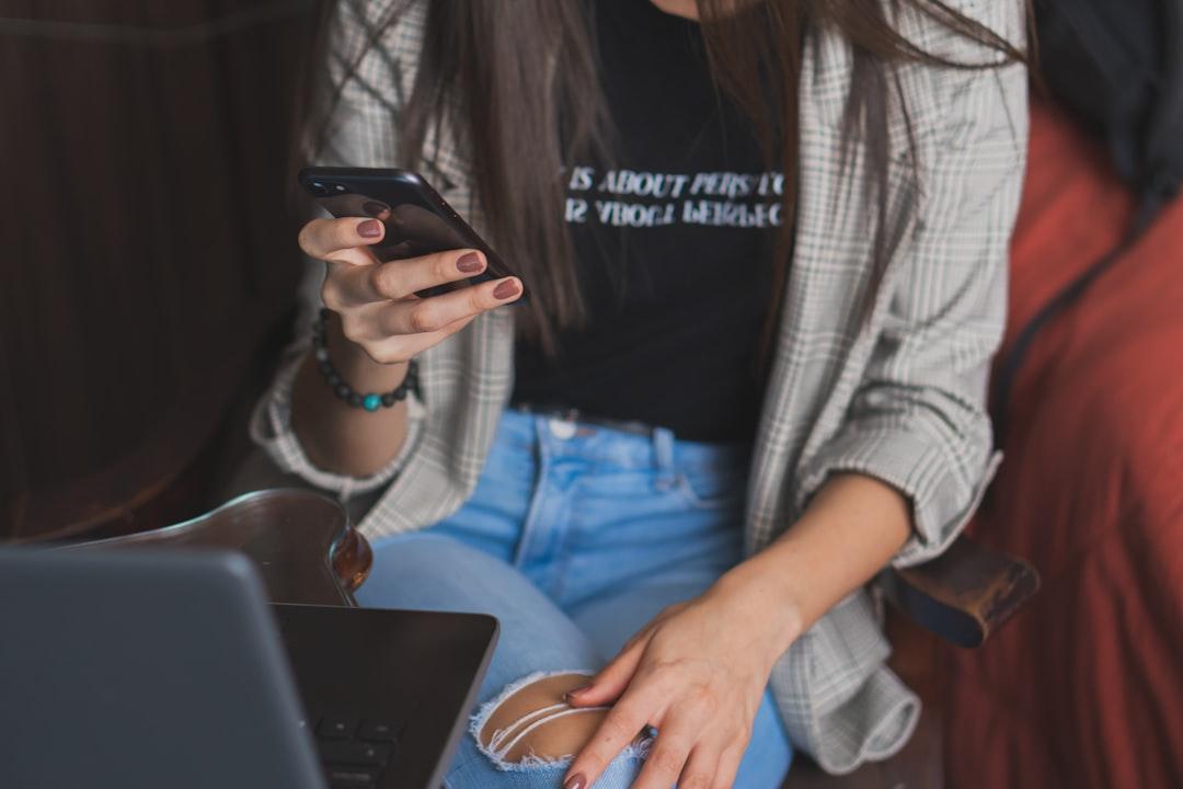 Earn Money From Home Selling Social Media Accounts on Accify